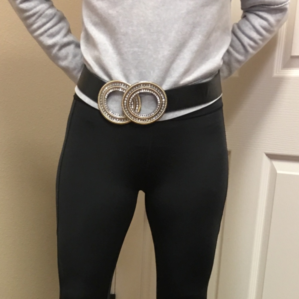 Gorgeous black leather belt w/interlocking buckle